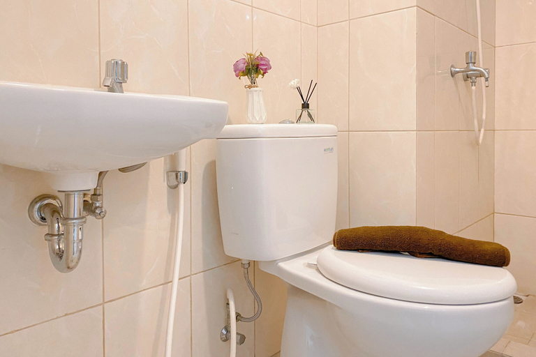 Bathroom 4, Strategic And Restful 2Br Springlake Summarecon Bekasi Apartment, Bekasi