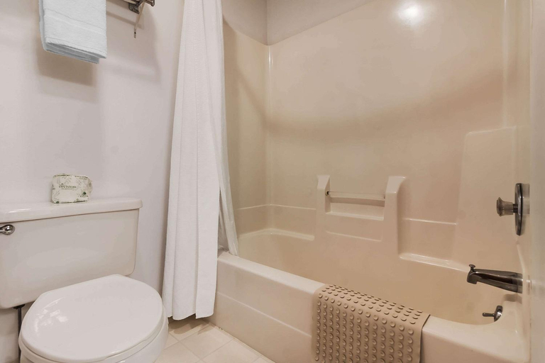 Bathroom 4, Rodeway Inn Holdrege, Phelps