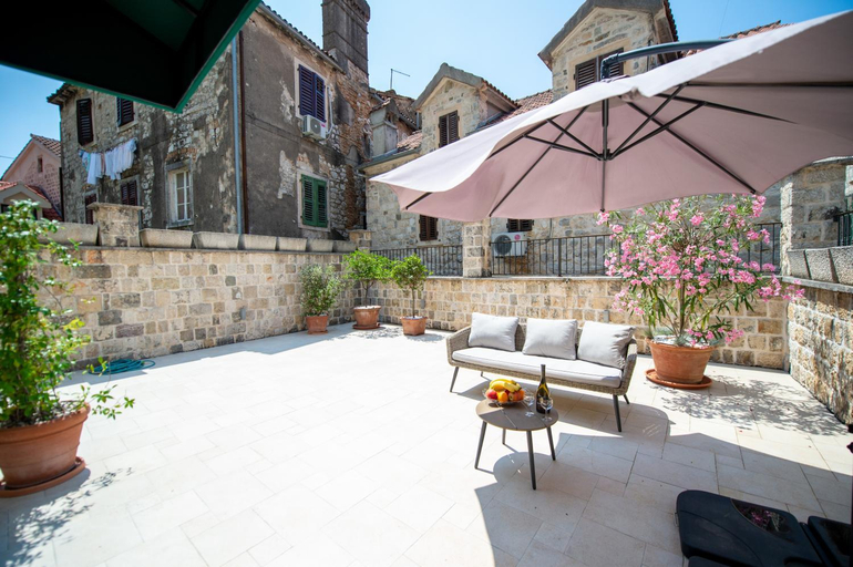 Others 5, Katareo Apartments