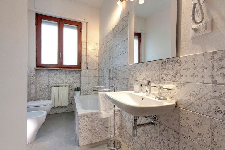 Bathroom 3, Mamo Florence - Lungarno Apartment, Florence