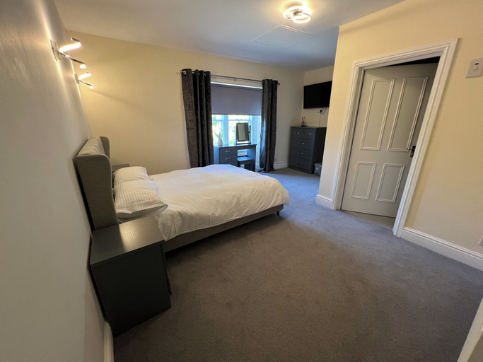 Bedroom 4, High Corner Hotel, Rhondda, Cynon, Taff