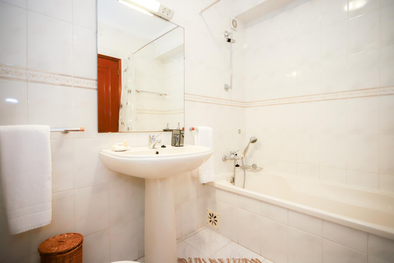 Bathroom 3, Sotto Mayor Residence, Figueira da Foz