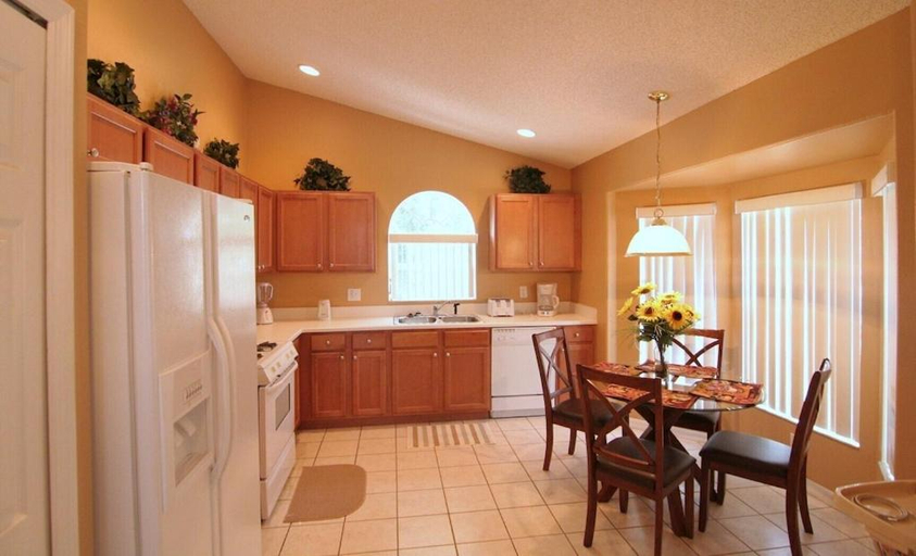 Kitchen 5, Emma Castle - private fenced home 3 miles to Disney, Osceola