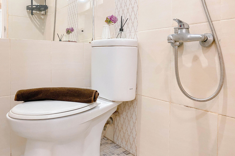 Bathroom 4, Tranquil And Homey 2Br At Apartment Green Pramuka City, Central Jakarta