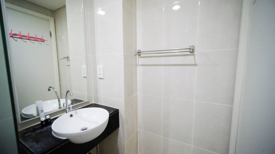 Bathroom 5, Best Location And Homey 3Br Apartment At Trillium Residence, Surabaya