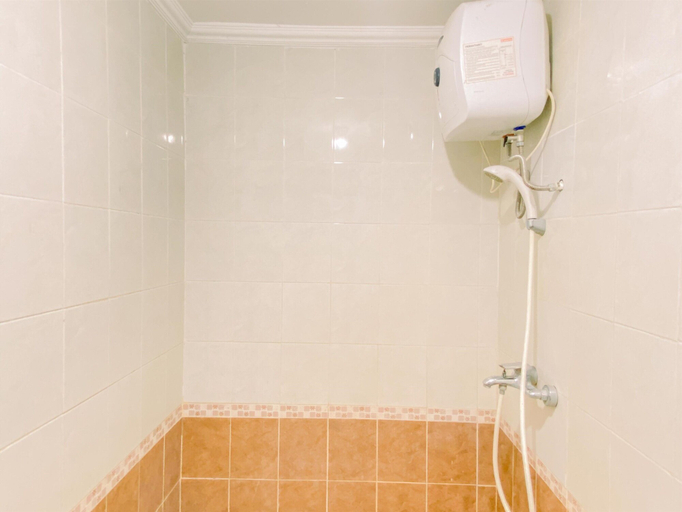 Bathroom 5, Relaxing Studio (No Kitchen) At Grand Palace Kemayoran Apartment, Central Jakarta
