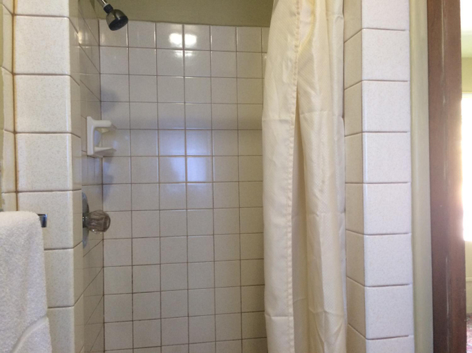 Bathroom 3, Quick Stop Motel & Market, Douglas