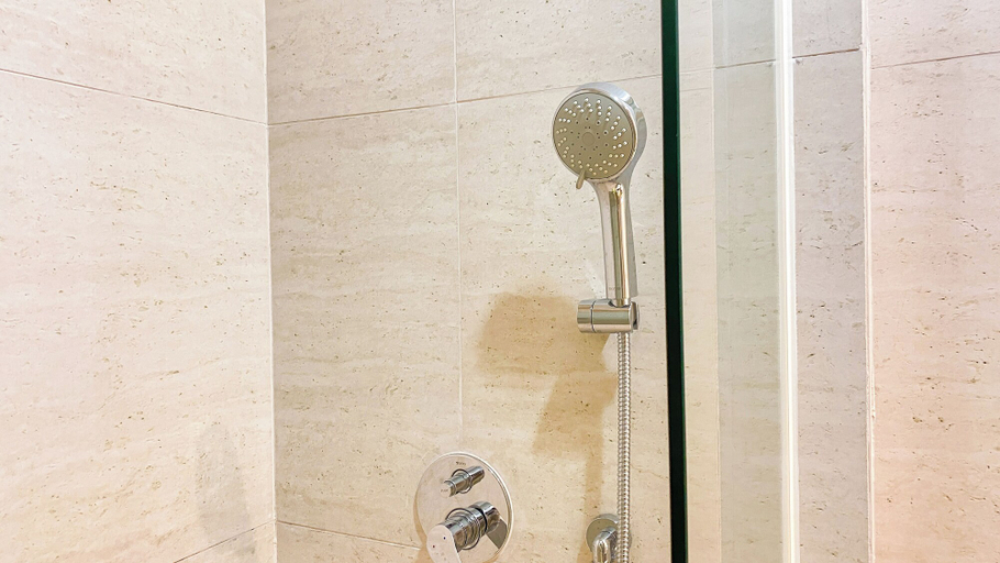 Bathroom 3, Warm And Cozy Studio Apartment At Gold Coast, Jakarta Utara