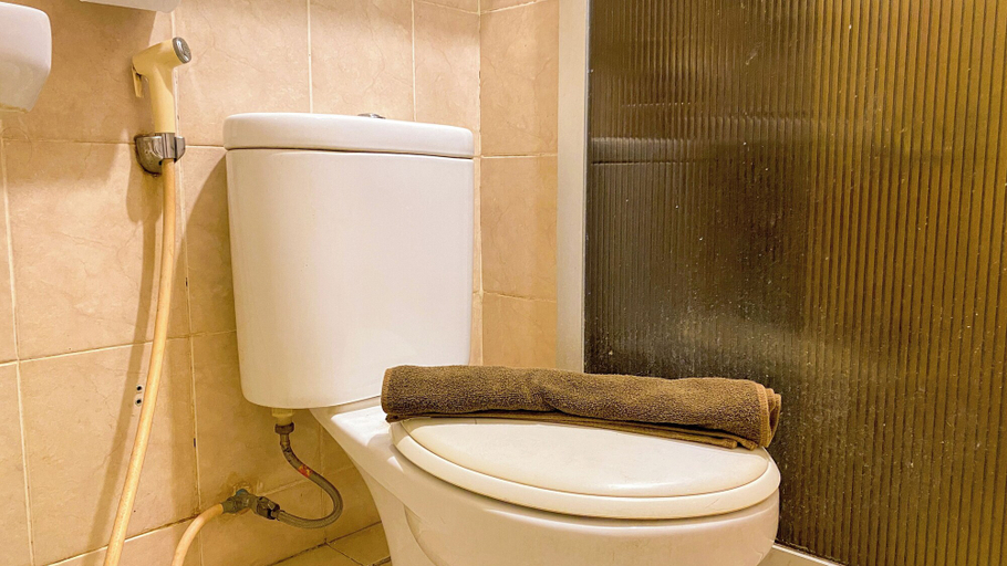 Bathroom 5, Spacious And Homey 3Br At Green Bay Pluit Apartment, North Jakarta