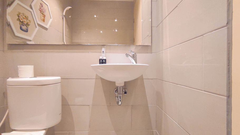 Bathroom 4, Beautiful And Modern Studio At Benson Supermall Mansion Apartment, Surabaya