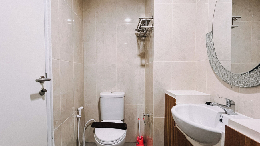 Bathroom 5, Good Deal And Restful 1Br Apartment Tamansari Skylounge Makassar, Makassar