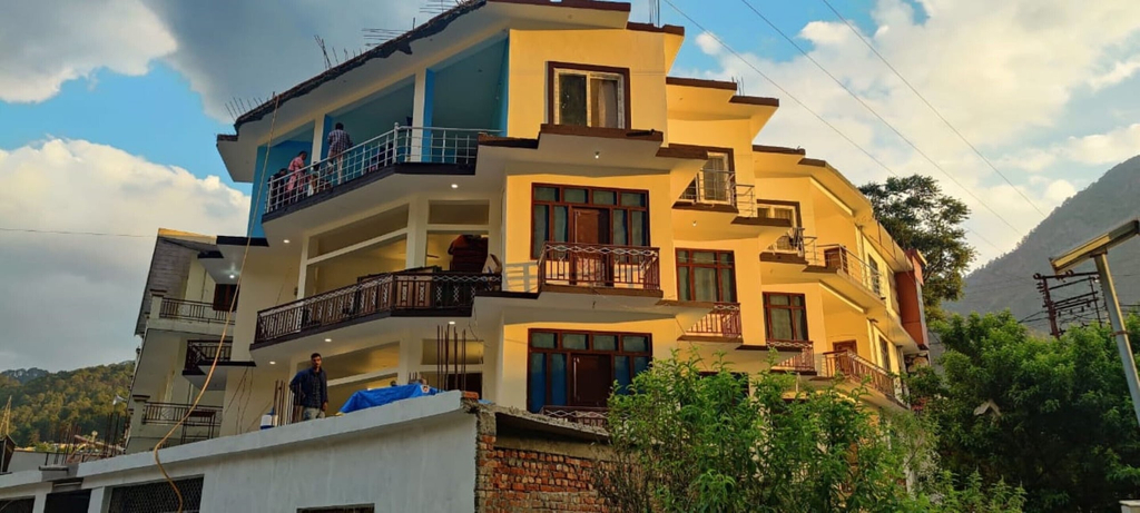 Exterior & Views