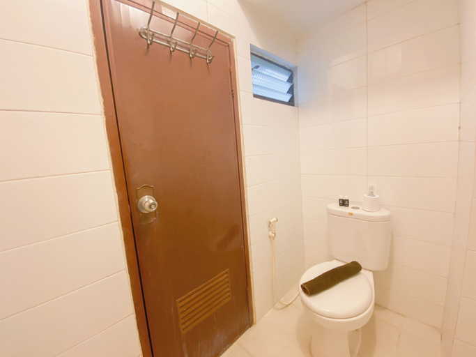 Bathroom 4, Best 2Br At Apartment Gateway Ahmad Yani Cicadas, Bandung
