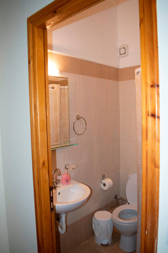 Bathroom 2, Xenon Achladokampos, Peloponnese