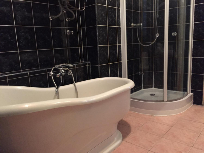 Bathroom 3, Budget Apartment by Hi5 - Vaci street 44, Budapesti