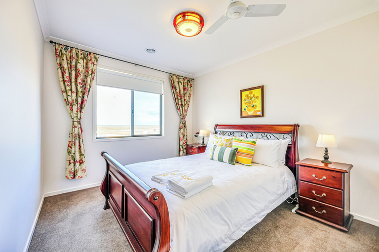 Bedroom 2, StayAU 5BR Lakefront Escape Point Cook, Melbourne