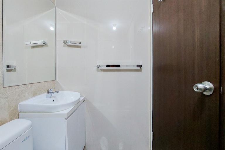 Bathroom 2, Homey And Relaxing Studio Transpark Bintaro Apartment, South Tangerang