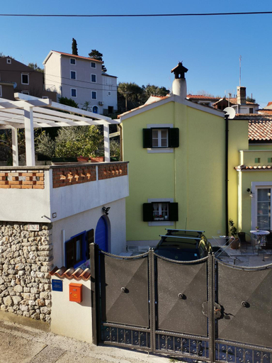 Others 3, House Valun 42, Cres