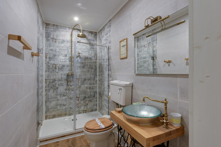 Bathroom 3, Клуб Яремчанськии, Iaremchans'ka