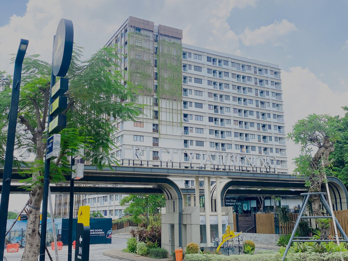 Exterior & Views 2, Good Studio Apartment LRT City Jatibening, Bekasi