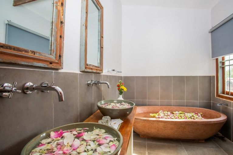 Bathroom 4, Isann Lodge, Siem Reap