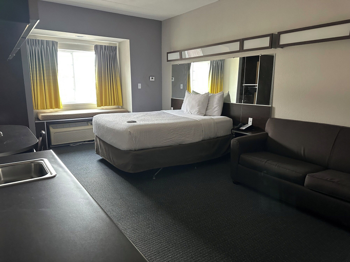 Bedroom 4, Microtel Inn & Suites by Wyndham Quincy Downtown/River Area, Adams