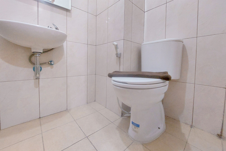 Bathroom 2, Best Place Studio At Amazana Serpong Apartment, Tangerang Selatan