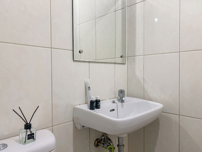 Bathroom 4, Best Place And Homey 2Br Apartment Springlake Summarecon Bekasi, Bekasi