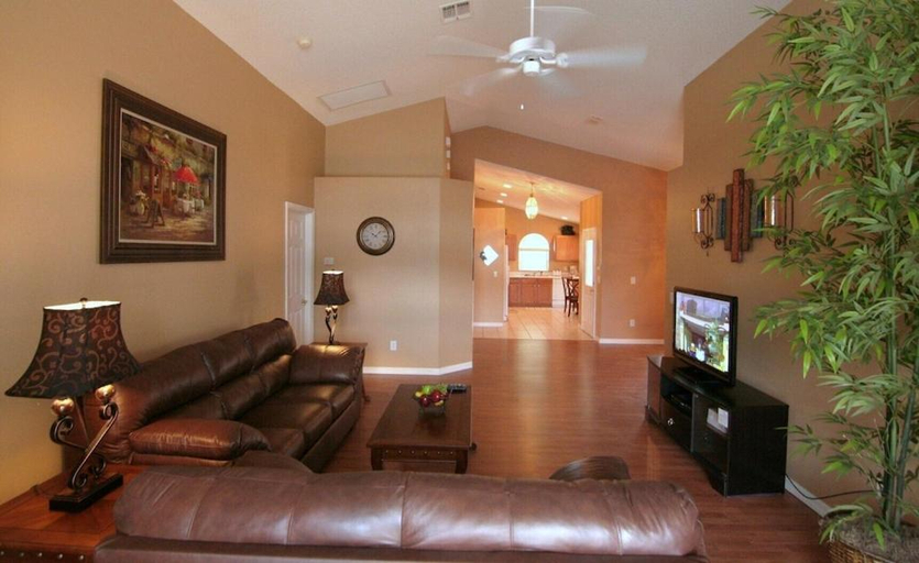 Shared lounge/TV area 3, Emma Castle - private fenced home 3 miles to Disney, Osceola