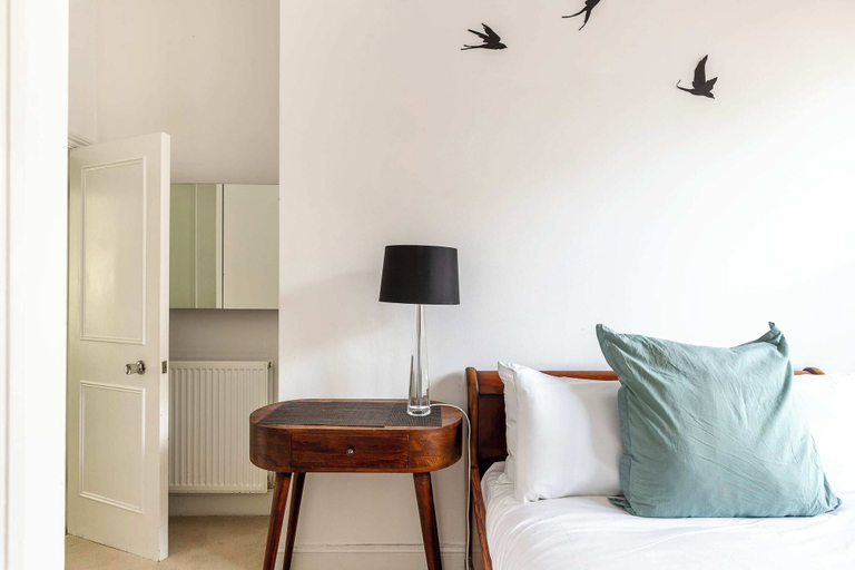 Others 4, Classic Victorian Flat With Terrace, London