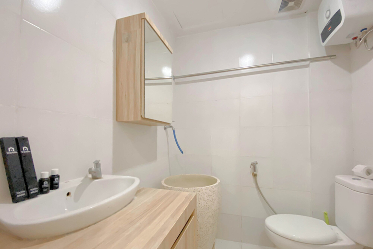 Bathroom 3, Simply Look And Homey Studio Paltrow City Apartment, Semarang