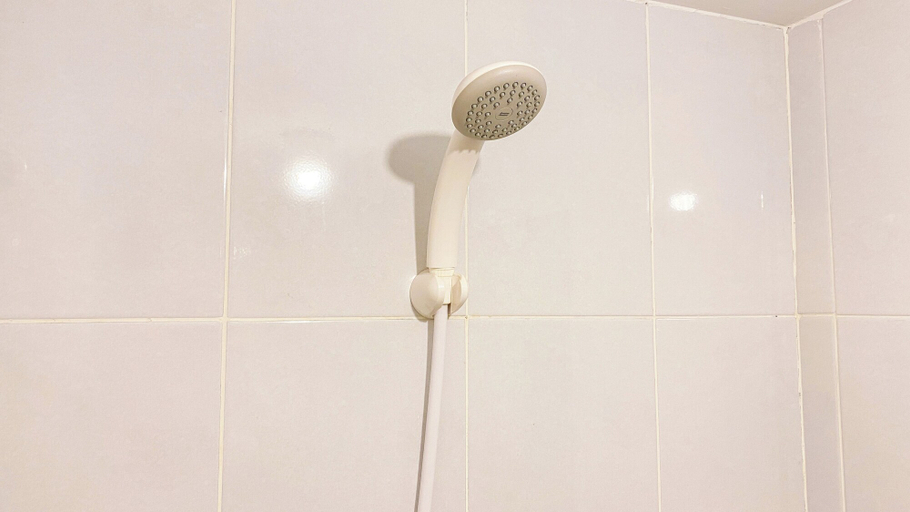 Bathroom 5, Good Cozy Living Studio Apartment at Tokyo Riverside PIK 2 By Travelio, Tangerang