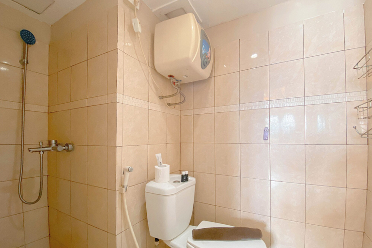 Bathroom, Spacious 1Br At Jarrdin Cihampelas Apartment, Bandung