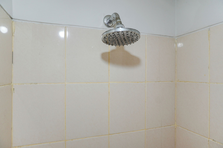 Bathroom 4, Modern Look And Homey Studio Serpong Greenview Apartment, Tangerang Selatan