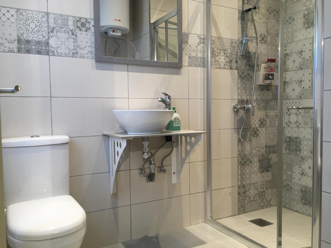 Bathroom 1, Seaside Room