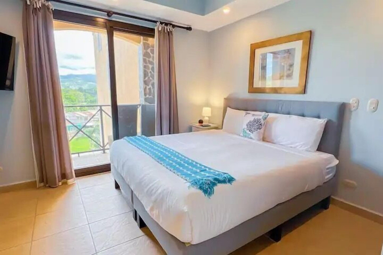 Room 3, Bahia Encantada G5, Garabito