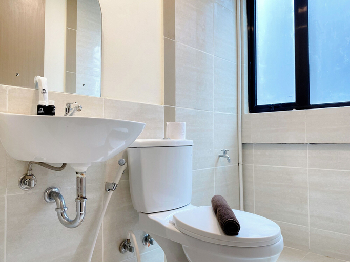 Bathroom 4, Homey And Clean Apartment With 2Br At Meikarta, Cikarang