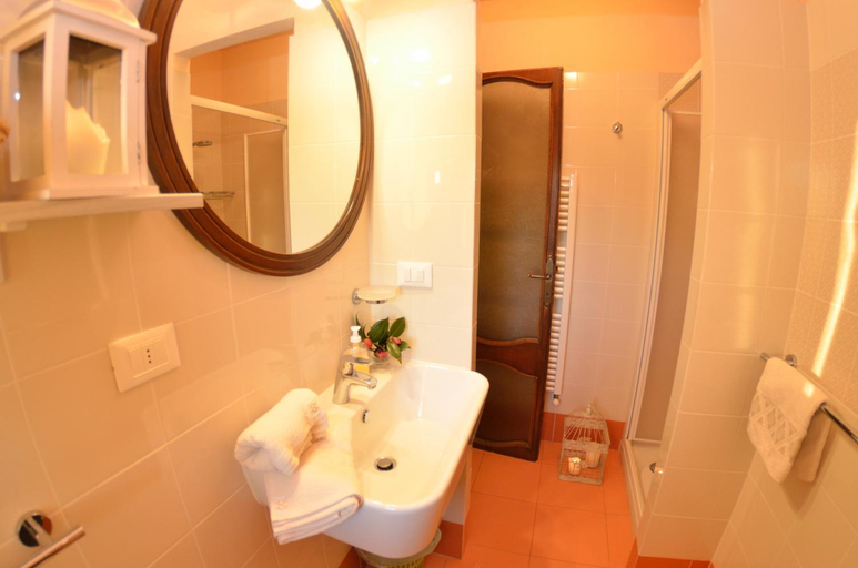 Bathroom 3, Lucca Retreat with Pool, Lucca