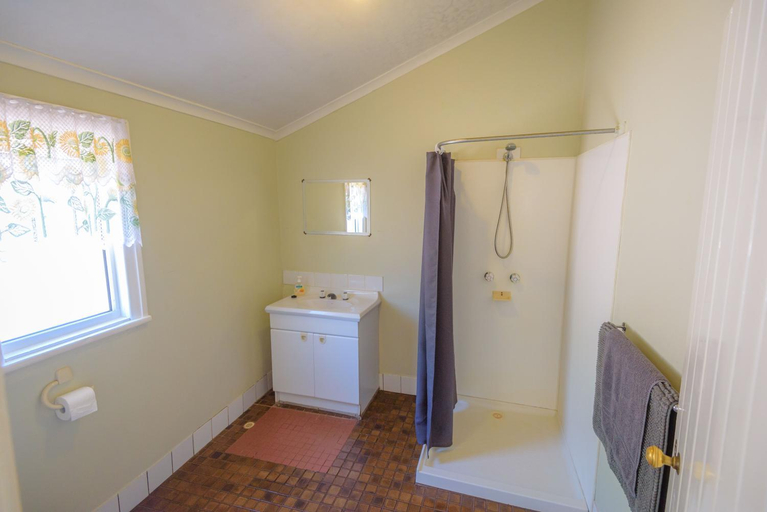Bathroom 2, Lewana Cottages, Donnybrook-Balingup