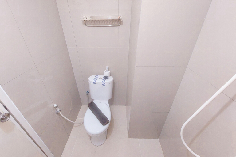 Bathroom 2, Restful And Tidy Studio At Apartment Baileys, Tangerang Selatan