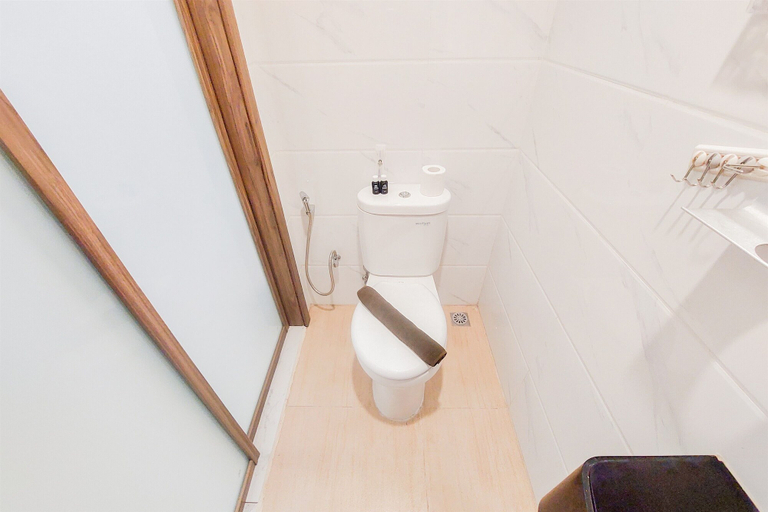 Bathroom 5, Comfy And Compact Studio At Sky House Alam Sutera Apartment, Tangerang
