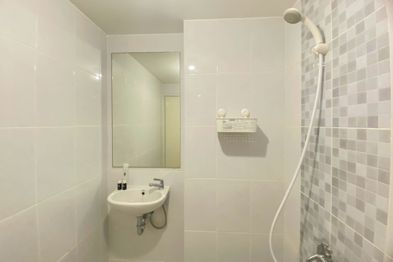 Bathroom 3, Comfort And Homey 2Br At Tokyo Riverside Pik 2 Apartment, Tangerang