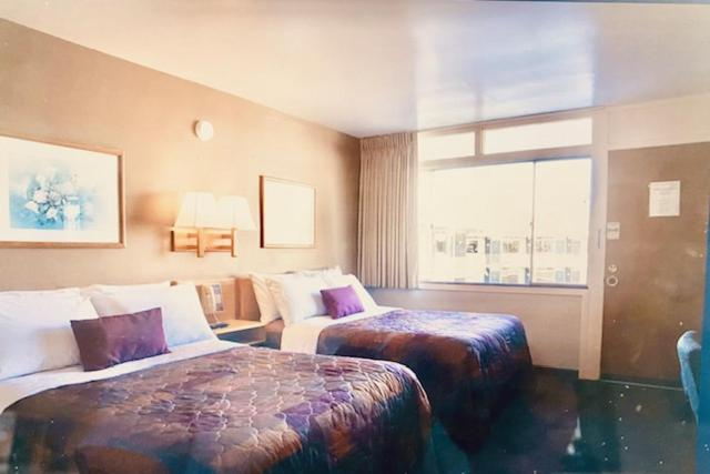 Bedroom, Heart O' Chicago Motel, Cook