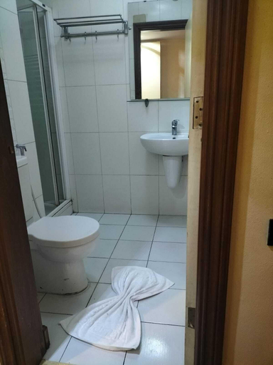 Bathroom 4, King Hotel Cairo, Ad-Duqi