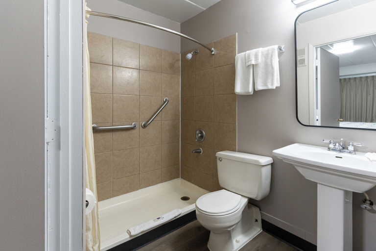 Bathroom, Motel 6 Cincinnati, OH, Hamilton