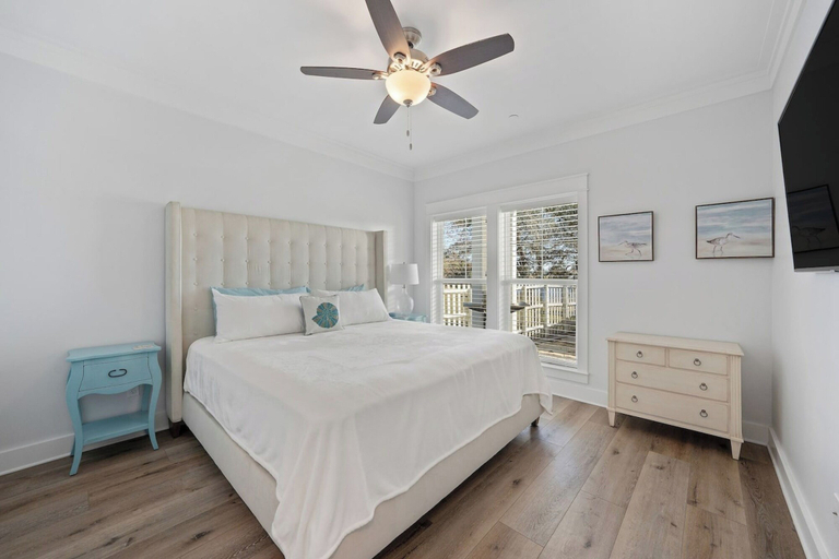 Bedroom, Modern One Bedroom Lockout, Bay