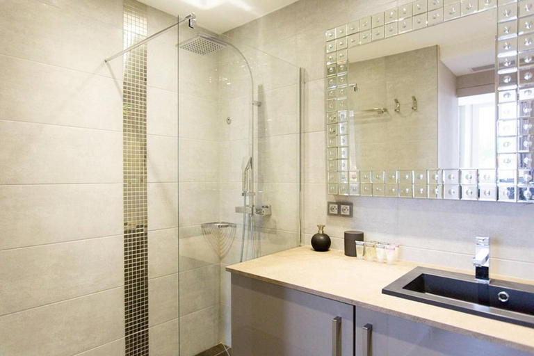 Bathroom, One bedroom in front of the Palais!, Alpes-Maritimes