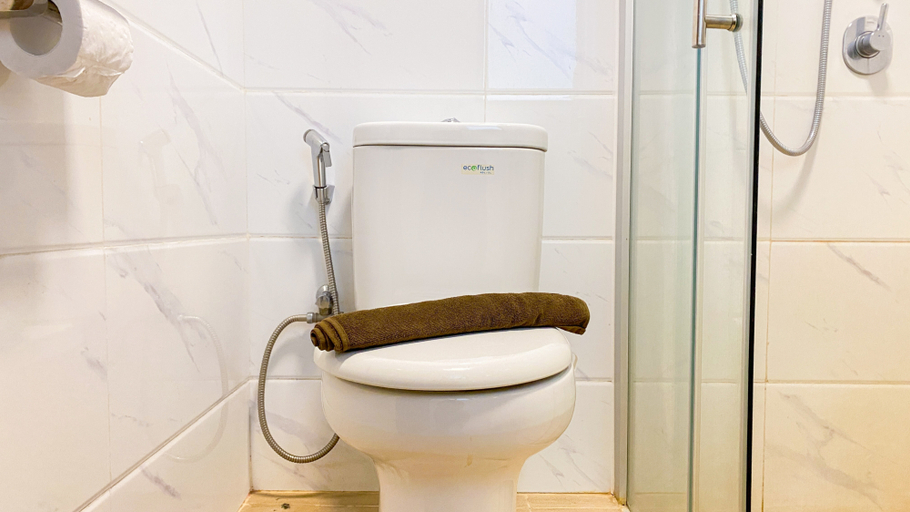 Bathroom 5, Spacious and Good Location 3BR at Sky House BSD Apartment By Travelio, South Tangerang