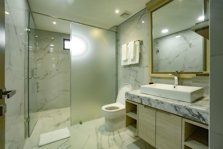 Bathroom 16