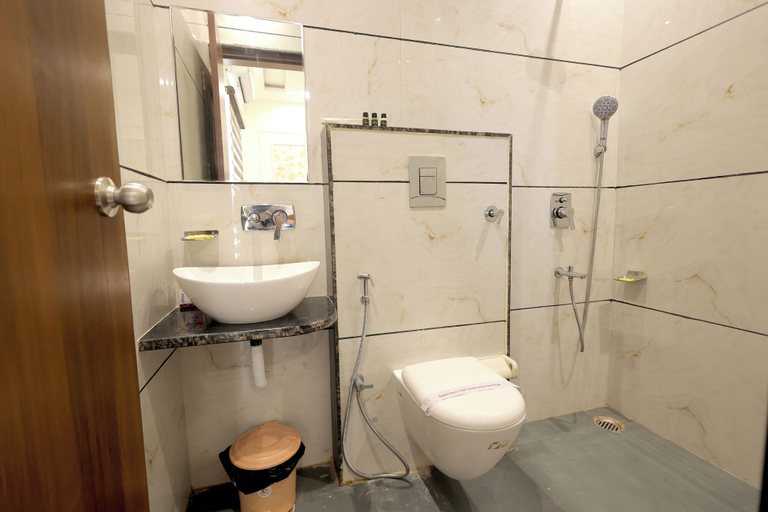 Bathroom 3, Hotel Shrinath Palace, Mathura